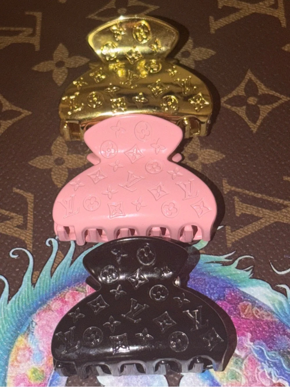 🆕•💖💛🖤 3X LV Claw Clips 👧🏻👩🏾‍🦱👩🏻‍🦰👱🏽‍♀️